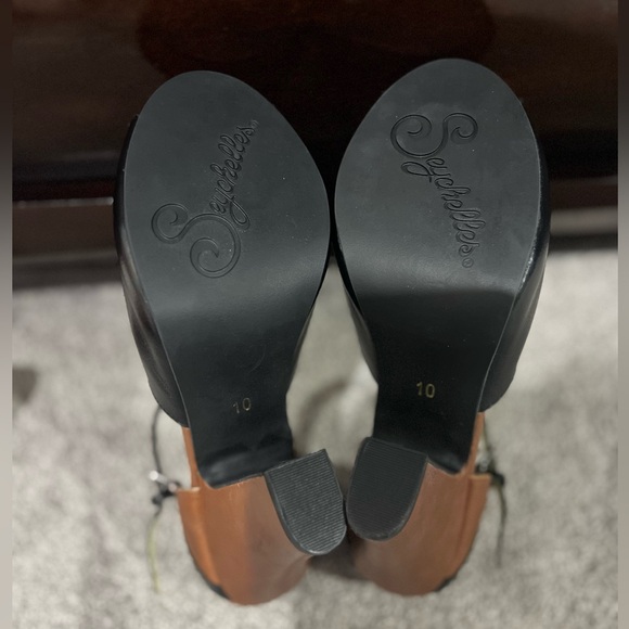 Vintage look heels. Never worn! - Picture 4 of 4